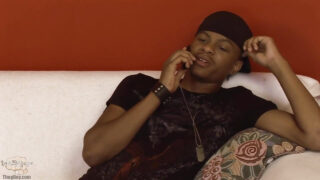 Ogromny kutas czarnego ogiera zostaje wyssany i rżnięty w ciasny gejowski tyłek podczas gorącego ruchania