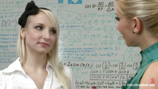 Knepper, røv slikning – blonde universitetslesbiske Ashley Fires og Ashley Jane onanerer med dildo vibrator