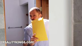Percy Sires Lets Her 's Employee Scott Nails Inside Their House While She Takes A Shower Upstairs - Reality Kings