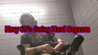 Tipi gay cu pula mare, de casă, își fut fundurile și își termină copios împreună