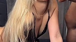 rubia follada por amigo de polla grande