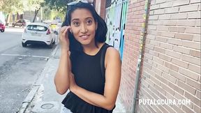 Pillo a una latina que paseaba por Madrid