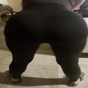 Lazy Twerking in Leggings