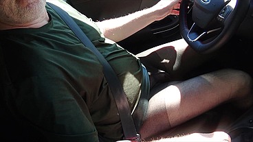 Nylonjunge fährt Auto in schwarzer Feinstrumpfhose