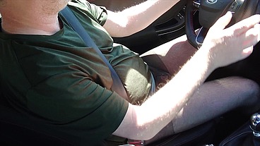 Nylonjunge fährt Auto in schwarzer Feinstrumpfhose