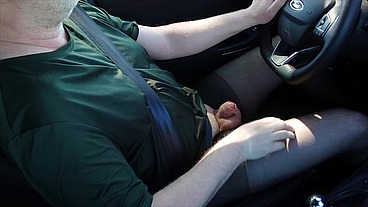 Nylonjunge fährt Auto in schwarzer Feinstrumpfhose