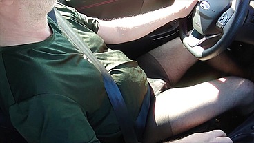 Nylonjunge fährt Auto in schwarzer Feinstrumpfhose