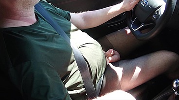 Nylonjunge fährt Auto in schwarzer Feinstrumpfhose