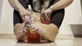 Sneaker-Girl Red-Queen - Burger Menu Crush