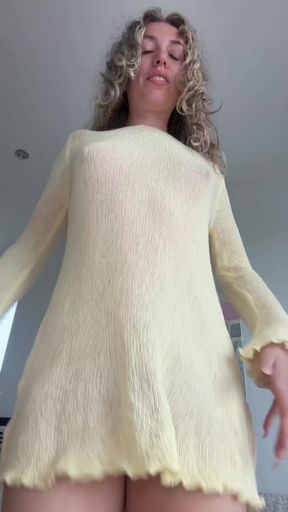 Amateur onlyfan shows off her ass and tits