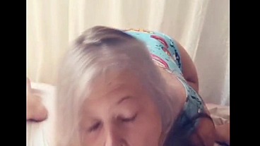 Abuela chupando polla parodia