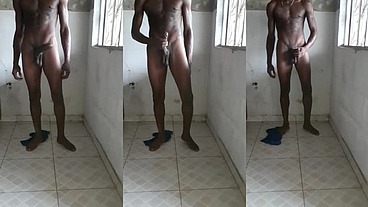 NEGÃO PAUZUDO MOSTRANDO A ROLA