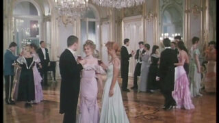 คริสตอฟ คลาร์ก, อัตติลา ชูสเตอร์ และริชาร์ด แลงกิน ร่วมกันรุมกระแทกบั้นท้ายของเลสเบี้ยนสาวอกโต ซิโมน่า วัลลี และรอสซาน่า ดอลล์ ในฉากเซ็กส์หมู่สุดเร่าร้อน