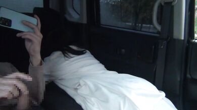 It was amazing to creampie my girlfriend while she was playing a game while watching a gravure video