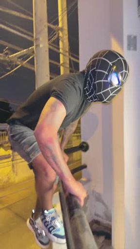 Spiderman vino a mi casa para meterme un plug y después de hacerle sexo oral, acabamos teniendo sexo 😈