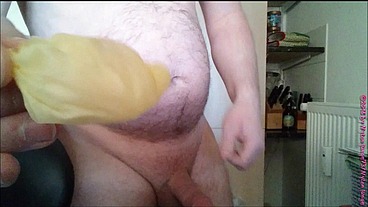 Halb volles Kondom mit Sperma aus Eis