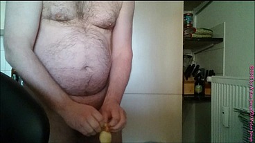 Halb volles Kondom mit Sperma aus Eis