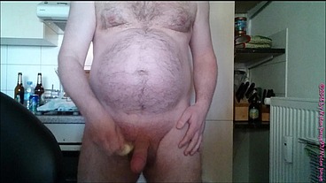Halb volles Kondom mit Sperma aus Eis