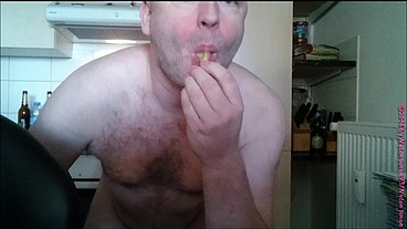 Halb volles Kondom mit Sperma aus Eis
