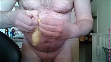 Halb volles Kondom mit Sperma aus Eis