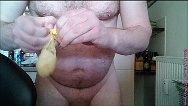 Halb volles Kondom mit Sperma aus Eis