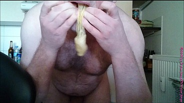 Halb volles Kondom mit Sperma aus Eis