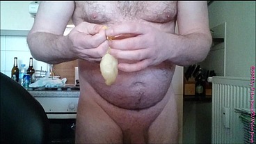 Halb volles Kondom mit Sperma aus Eis