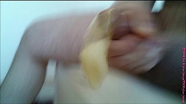 Halb volles Kondom mit Sperma aus Eis