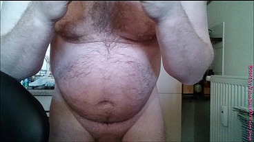 Halb volles Kondom mit Sperma aus Eis