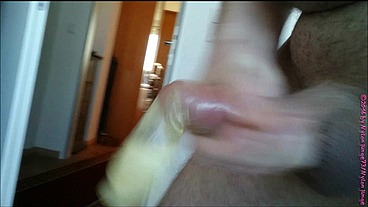 Halb volles Kondom mit Sperma aus Eis