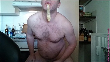 Halb volles Kondom mit Sperma aus Eis