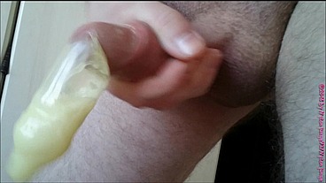 Halb volles Kondom mit Sperma aus Eis