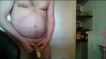 Halb volles Kondom mit Sperma aus Eis