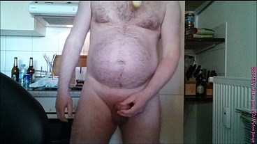 Halb volles Kondom mit Sperma aus Eis