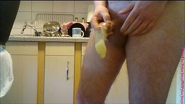 Halb volles Kondom mit Sperma aus Eis