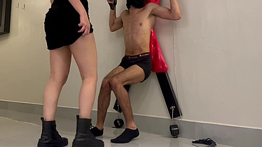 Ballbusting amarrado preso BDSM cross