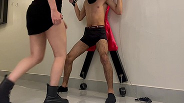 Ballbusting amarrado preso BDSM cross