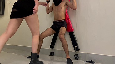 Ballbusting amarrado preso BDSM cross