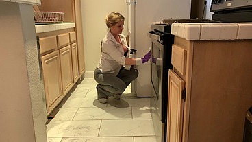 Stepmom is horny and stuck in the oven
