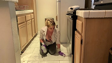 Stepmom is horny and stuck in the oven