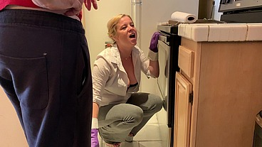 Stepmom is horny and stuck in the oven