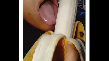 As&iacute_ rico chupo tu pene como lo hago con el platano