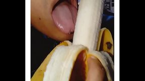 As&iacute_ rico chupo tu pene como lo hago con el platano