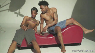 Tätowierte schwarze Männer mit riesigen Schwänzen ficken enge Löcher nach intensiven Blowjobs und Handjobs.