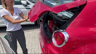 Un ragazzo carino mi ha aiutata con la spesa, per ringraziarlo gli ho succhiato il cazzo nel parcheggio del supermercato e poi me l'_ho portato a casa per fottermelo.