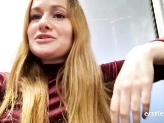 Ersties - Sally B masturbiert auf der Flugzeugtoilette