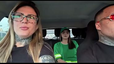 Estava passando no cal&ccedil_ad&atilde_o de osasco e molhei a gari so pra ver os biquinhos dela duro o tes&atilde_o foi t&atilde_o intenso que ela logo ficou de quatro pro meu marido para ele foder o bucet&atilde_o dela !