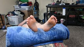 Jazz lets me worship her relaxed feet (1080)