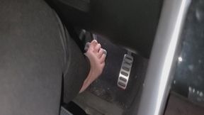 2021: Christina Flooring Land Rover to 113 MPH with Stinky Bare Feet BAREFOOT