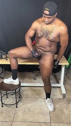Oiled Muscled Gay Streamer Jerking Giant Cock After Working Out